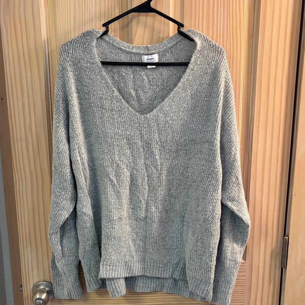 Old Navy Women's V-Neck Sweater in Light Gray